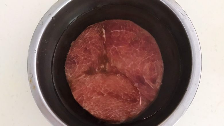 黑椒牛肉丁炒香芹,牛排用冷水浸泡10分钟,泡出血水