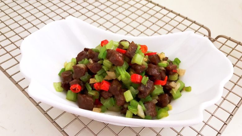 黑椒牛肉丁炒香芹,黑椒牛肉炒香芹出锅了