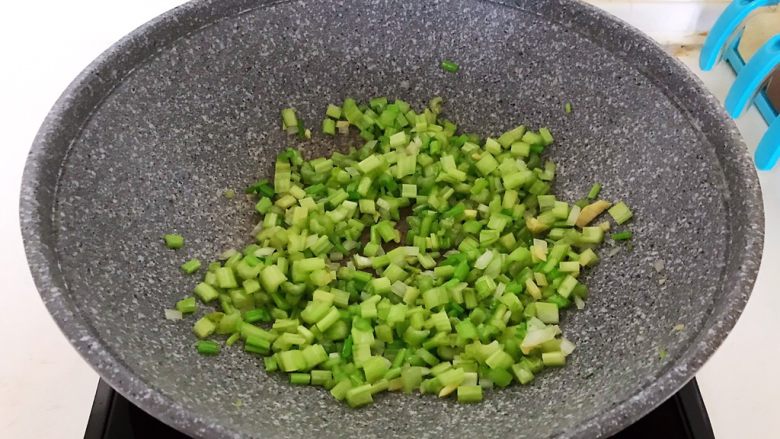 黑椒牛肉丁炒香芹,加入香芹丁,翻炒1分钟