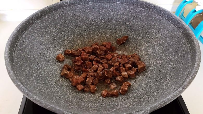 黑椒牛肉丁炒香芹,油烧热后加入牛肉丁,翻炒2分钟