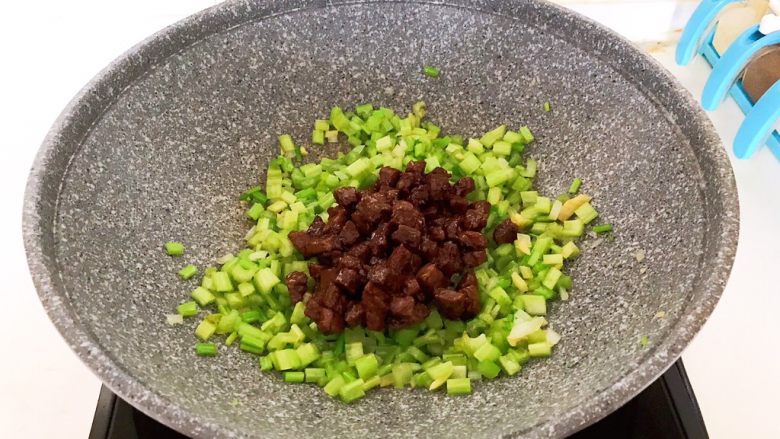 黑椒牛肉丁炒香芹,加入牛肉丁,翻炒均匀