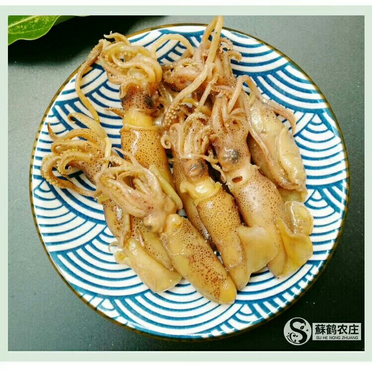 射阳家常汤,乌子头身分离,去除眼睛,剪刀剪开肚皮,去除内脏,软骨头