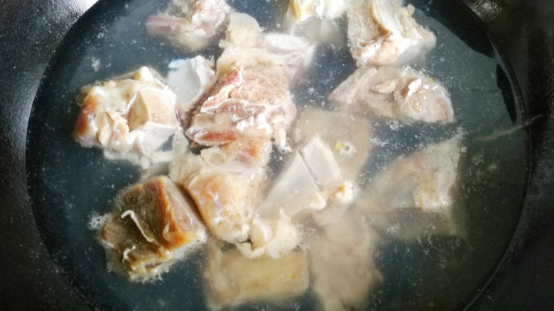 胡萝卜玉米排骨汤,排骨放入锅中，加冷水焯去血水，以净水洗净沥干备用。