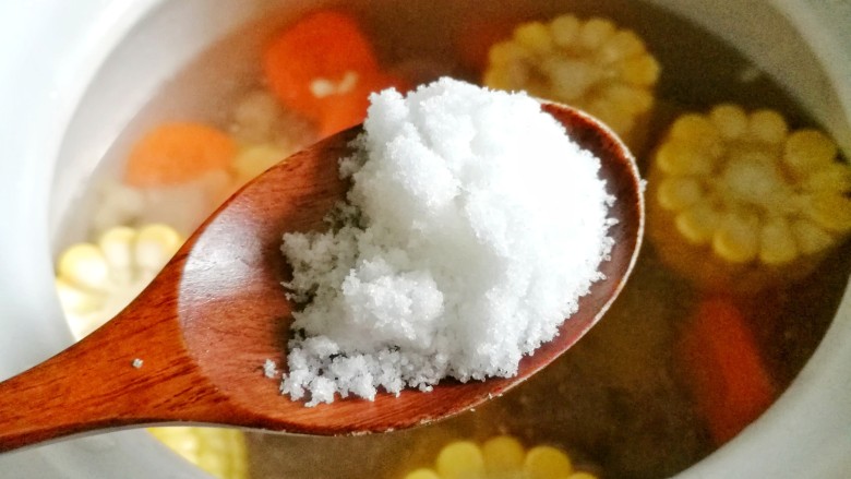 胡萝卜玉米排骨汤,食用前5分钟放入盐即可。