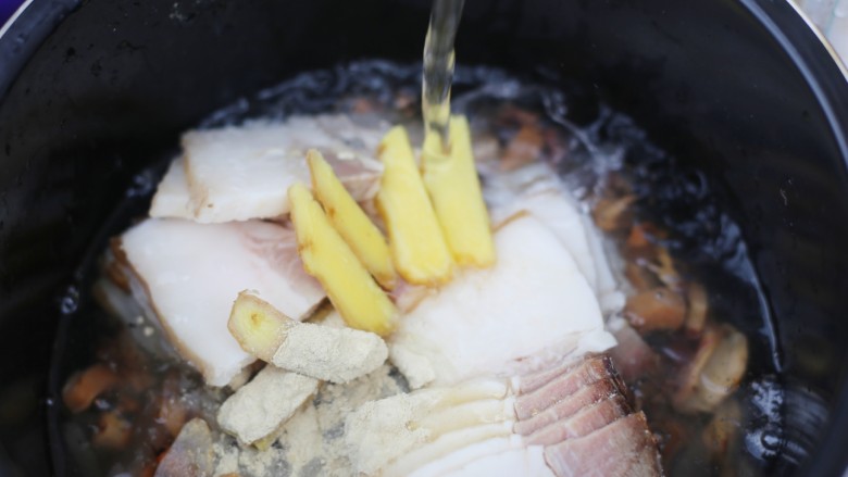 超鲜美的鱿鱼炖五花肉汤,倒入没过食材的水,按下炖汤键。