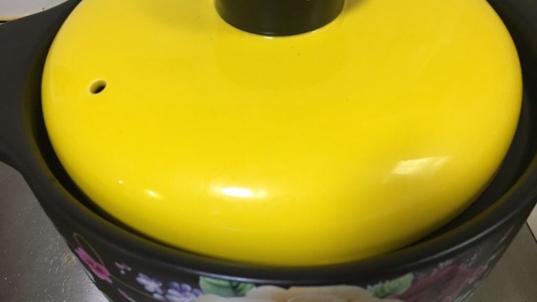 红枣大米粥,盖上锅盖,开煮