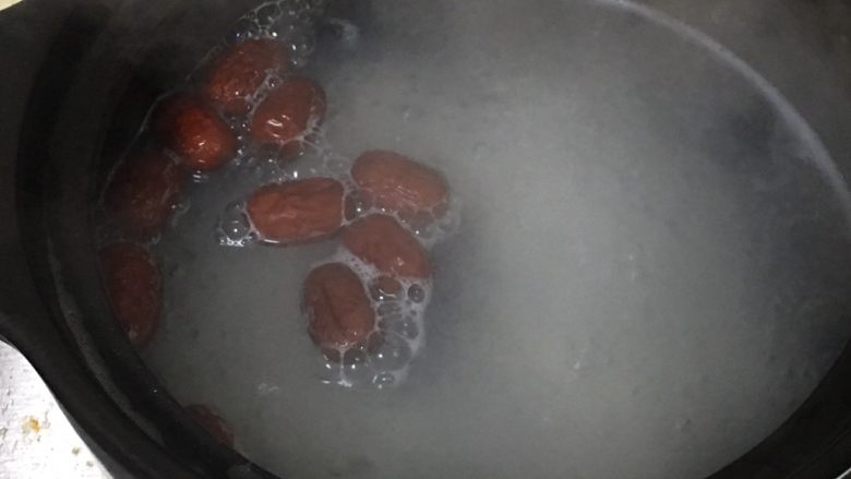 红枣大米粥,煮15分钟后加入大枣,接着煮