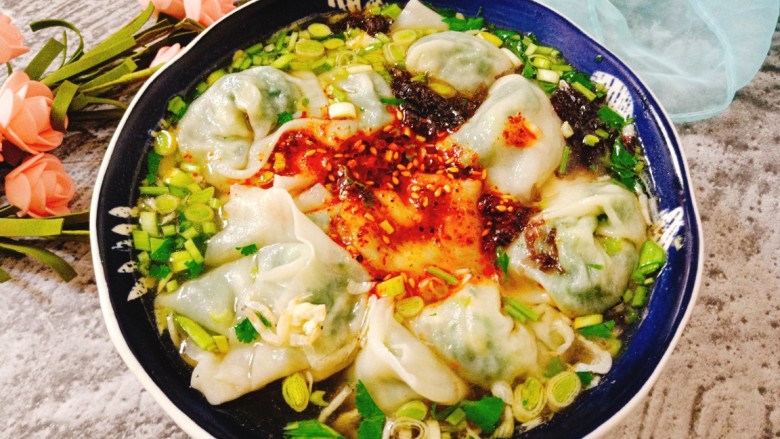 荠菜鸡蛋薄皮大混沌,清香美味的大混沌来了,喜欢吃辣的放点油泼辣子,不喜欢的可以不放
