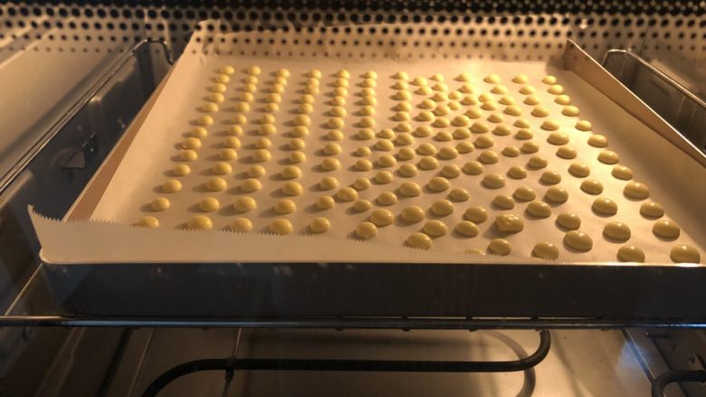 蛋黄溶豆,挤蛋黄湖的时候就可以100度上下管预热烤箱了,挤好后放入烤箱100度15分钟左右,具体时间根据溶豆的大小和自家烤箱的脾气来。