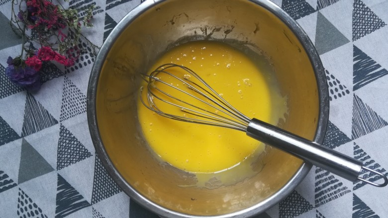 草莓蛋糕卷,倒入玉米油,用打蛋器打到乳化状态