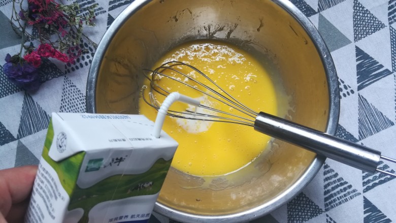 草莓蛋糕卷,倒入适量的牛奶,搅拌均匀
