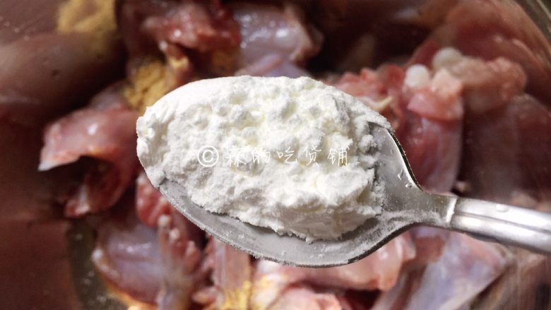 吮指美味 香辣牛蛙煲,再加淀粉,抓匀,备用。