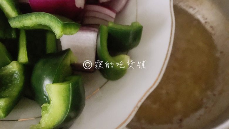 吮指美味 香辣牛蛙煲,再把蔬菜放入炸制。