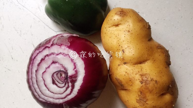 吮指美味 香辣牛蛙煲,蔬菜(也可以放莴苣、藕,等等)。
