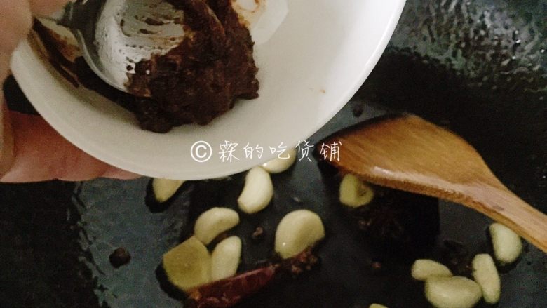 吮指美味  香辣牛蛙煲,随后把酱料放入，小火煸炒。