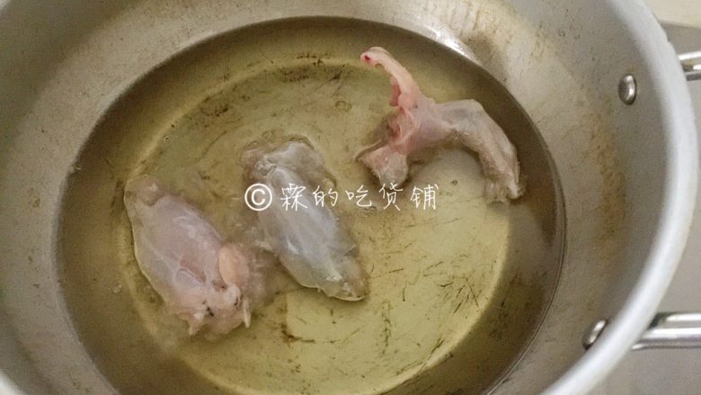 吮指美味 香辣牛蛙煲,炸锅里放适量油,先把牛蛙一块块放入炸制后捞出。