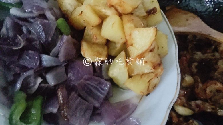 吮指美味 香辣牛蛙煲,再把炸好的蔬菜倒入翻炒均匀,根据口味可适量加盐。