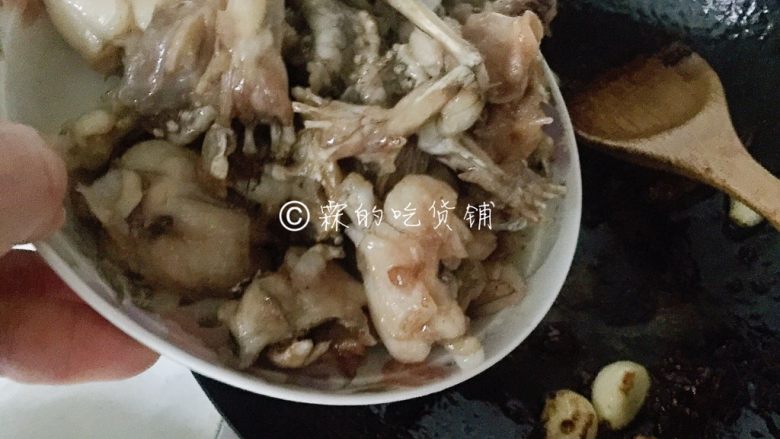 吮指美味 香辣牛蛙煲,然后把炸过的牛蛙倒入翻炒均匀。