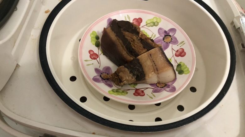 尖椒炒腊肉➕尖椒平菇炒腊肉,腊肉清洗,蒸米饭时一起蒸一下
