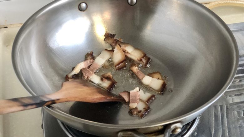 尖椒炒腊肉➕尖椒平菇炒腊肉,热锅加少许食用油,小火,下腊肉肥肉部分,煸炒出油