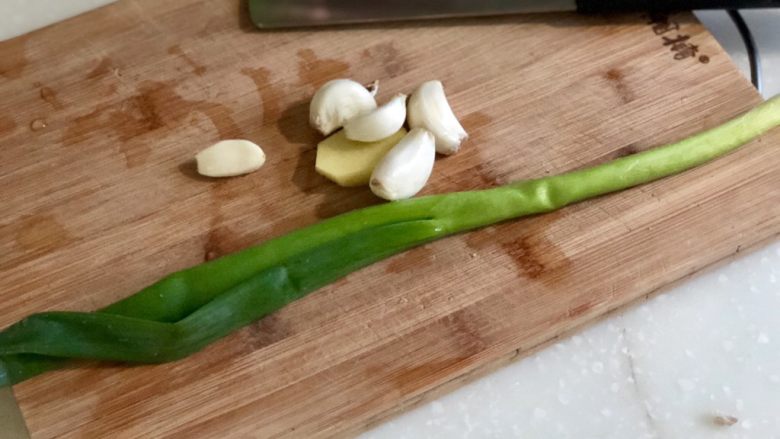 尖椒炒腊肉➕尖椒平菇炒腊肉,小葱择好洗净,蒜剥皮,姜清洗
