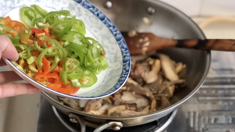 尖椒炒腊肉➕尖椒平菇炒腊肉,加入尖椒,翻炒断生