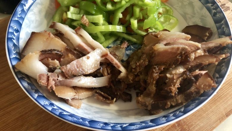 尖椒炒腊肉➕尖椒平菇炒腊肉,腊肉切片,