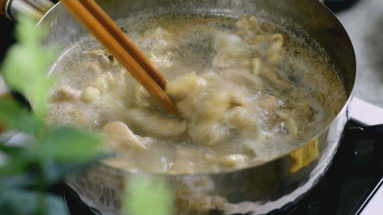 吃了就上瘾的川菜“酸汤肥牛”,在家就能轻松完成,原来还要这样,肥牛焯水,沥干水分铺在金针菇上面备用
