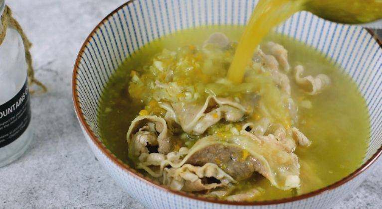 吃了就上瘾的川菜“酸汤肥牛”,在家就能轻松完成,原来还要这样,将汤倒入碗中,表面撒上红椒圈、香葱、芝麻