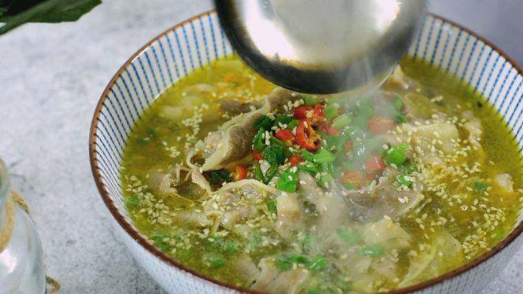 吃了就上瘾的川菜“酸汤肥牛”,在家就能轻松完成,原来还要这样,淋热油即可