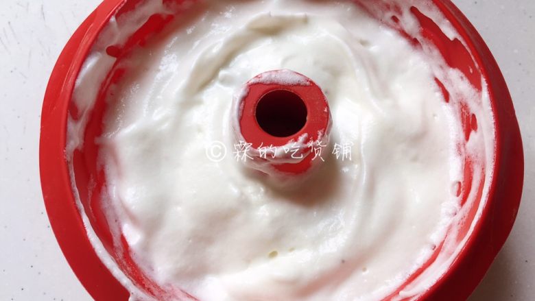 蔓越莓天使蛋糕,拌好的蛋糕糊倒入模具中,抓住模具用力震几下,把大气泡震出。放入预热好的烤箱,180度,30分钟左右(具体的时间、温度,请根据自家烤箱灵活设定。)