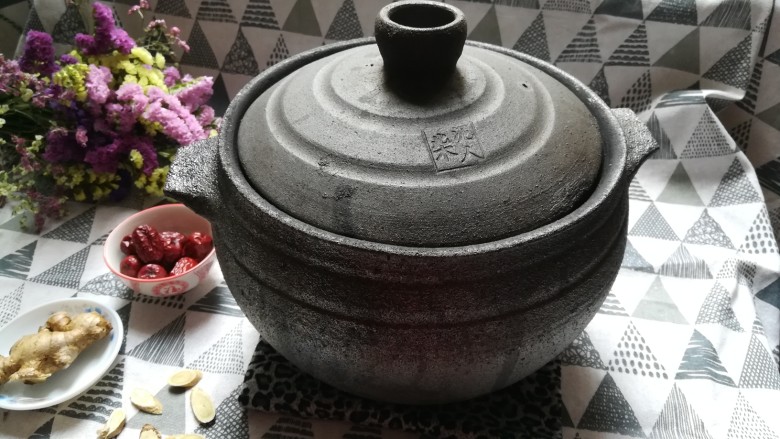 猪脚姜醋,准备一个土砂锅熬,是甜醋一定要用砂锅