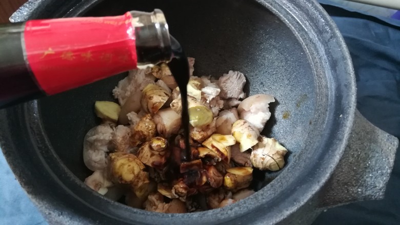 猪脚姜醋,倒入一瓶甜醋加入适量的水,大火熬煮,老火慢炖