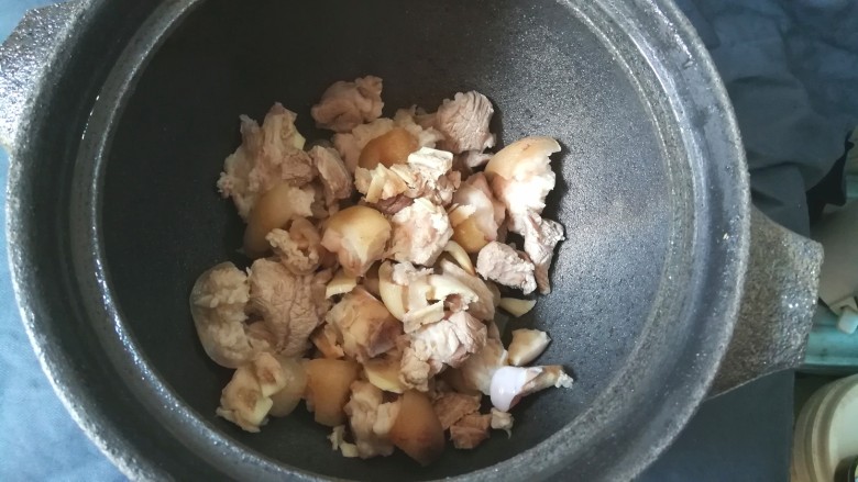 猪脚姜醋,将好水的猪脚,放无砂锅内