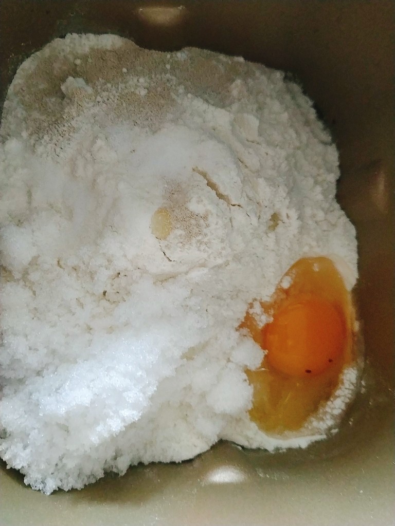 青蛙🐸挤挤包,把材料A里除了黄油以外的所有材料按照先液体后粉类的顺序放入面包机的面包桶里,如果是厨师机揉面则是先粉类后液体的顺序加入厨师机揉面;