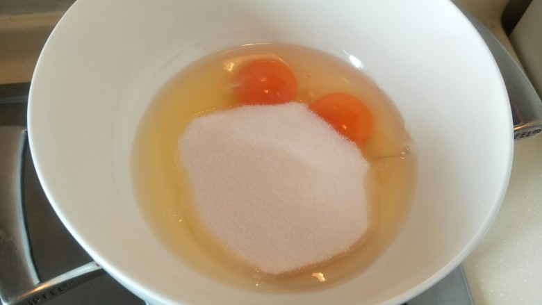 解决不消泡不塌腰完美de海绵蛋糕,加入100克细砂<a style='color:red;display:inline-block;' href='/shicai/ 10588'>糖</a>，一次性放下去就行了，等会儿加热的时候。细砂<a style='color:red;display:inline-block;' href='/shicai/ 10588'>糖</a>就会融化。