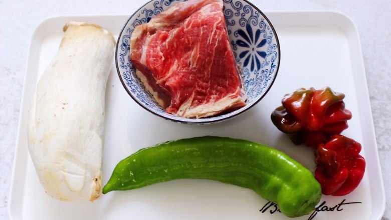 时蔬美味牛肉串,首先备齐所有的食材,<a style='color:red;display:inline-block;' href='/shicai/ 216'>牛肉</a>洗干净,用清水把血水泡出。