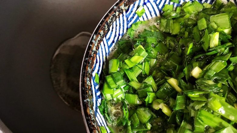 韭菜炒鸭蛋,待锅内油七分热时,下韭菜鸭蛋