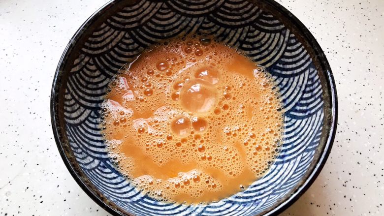 韭菜炒鸭蛋,搅拌均匀,备用