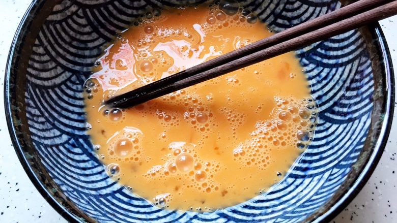 韭菜炒鸭蛋,<a style='color:red;display:inline-block;' href='/shicai/ 11'>鸭蛋</a>磕入碗内,打散