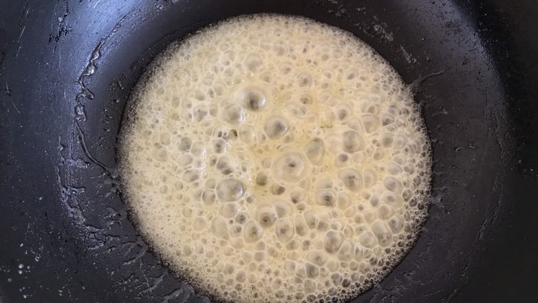 焦糖爆米花,熬制出现焦糖色即可关火
