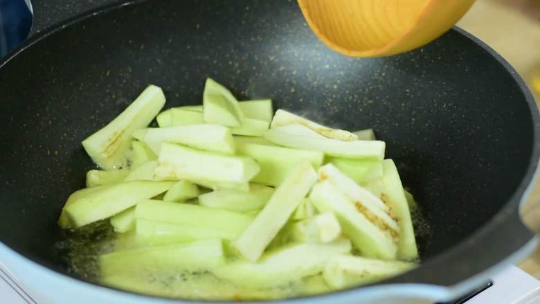 这份鱼香茄子这也太好吃了吧,锅中多倒些油烧至7成热,再倒入茄子大火炸两分钟。
