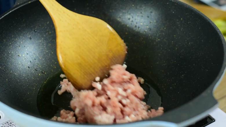 这份鱼香茄子这也太好吃了吧,锅中留少许油倒入肉糜炒散。