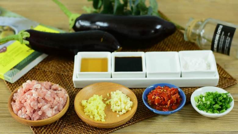 这份鱼香茄子这也太好吃了吧,·食材·
【主料】:茄子|肉糜
【辅料】:姜蒜末|剁椒酱|葱末|料酒|酱油|米醋|淀粉