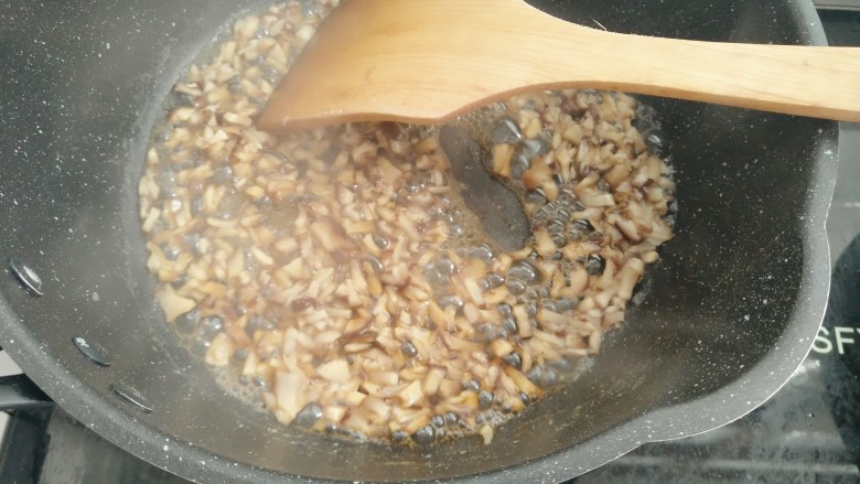 香菇土豆泥,放入盐,胡椒粉,<a style='color:red;display:inline-block;' href='/shicai/ 788'>生抽</a>