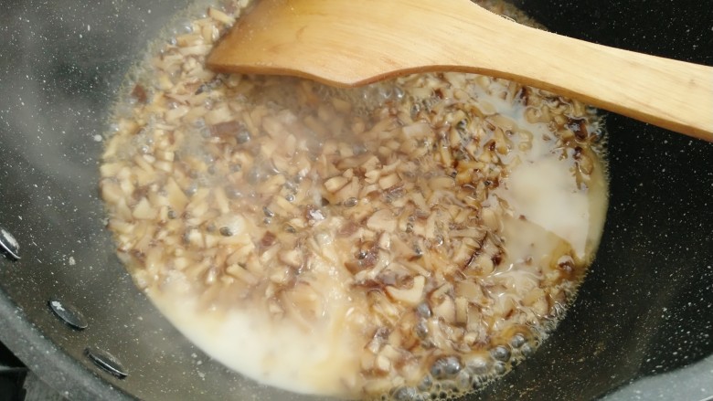 香菇土豆泥,倒入水淀粉