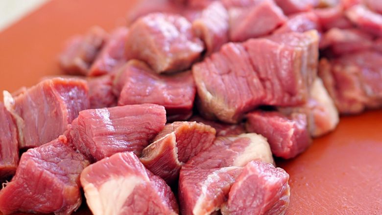 烧烤牛肉串(家庭版),牛腿肉切成喜欢的块,肥瘦相间