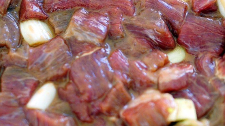烧烤牛肉串(家庭版),加入腌料,带味道的适量加,因为最后烤制时也要加盐
