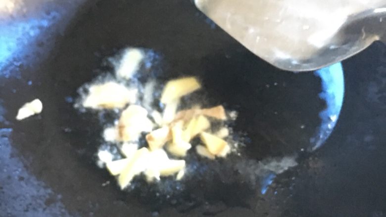 豇豆蒸面条,锅里加油烧热,放入姜片翻炒