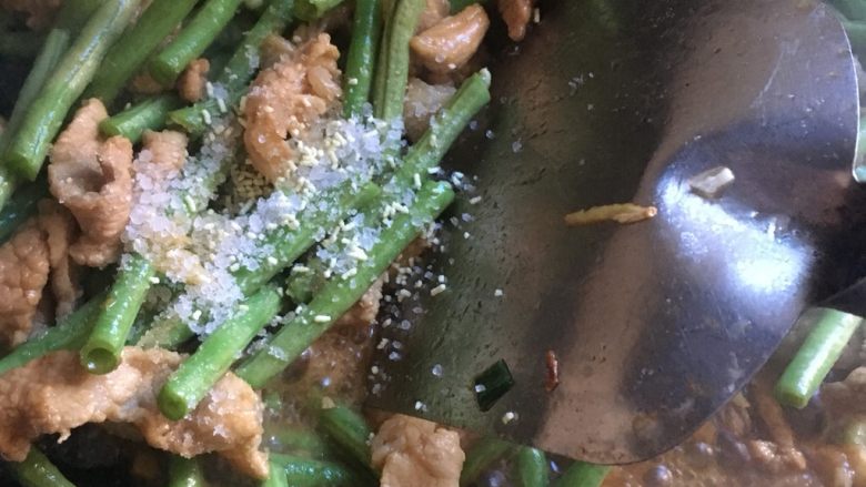 豇豆蒸面条,放入盐鸡精翻炒至豇豆7分熟,后面还要闷的,所以不要太熟
